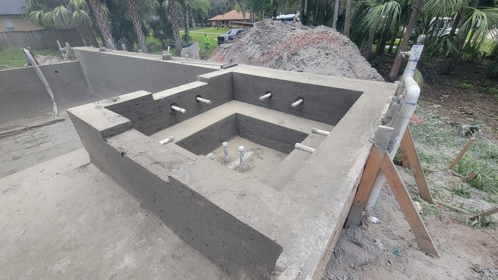 Raised gunite spa shell with jet fittings